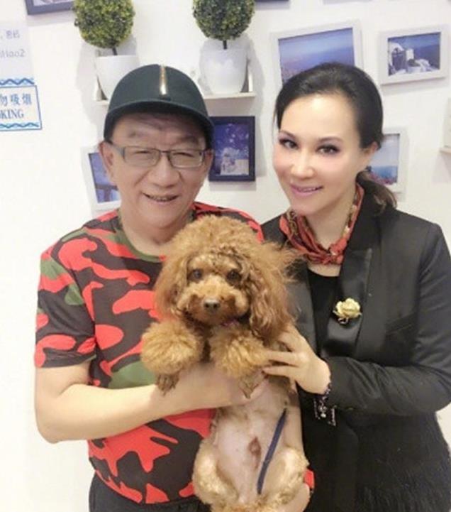 侯耀华“后院”起火!女徒弟身着清凉给徐少华伴舞,合照搔首弄姿