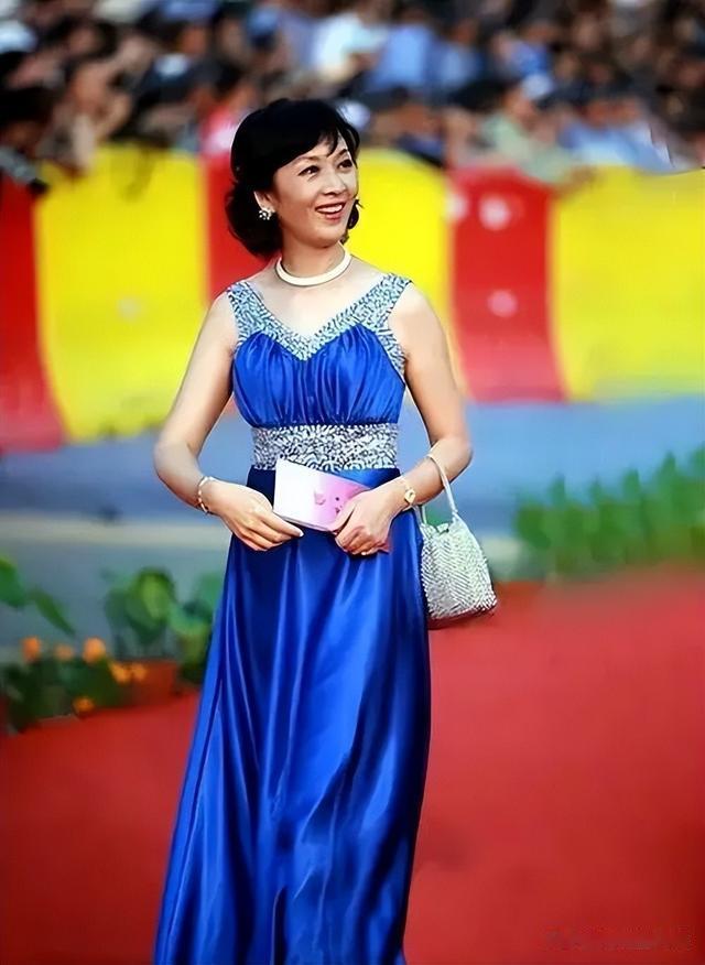 刘晓庆红不过她,赵雅芝美不过她,如今28岁女儿长成这样