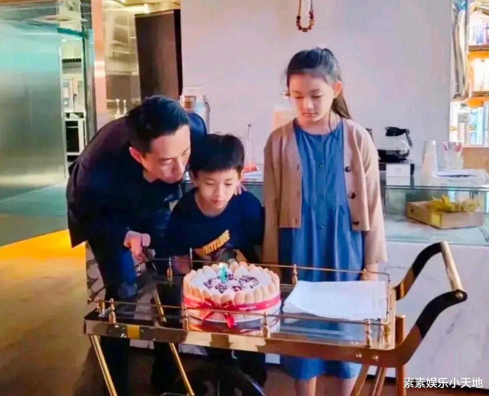 汪小菲马筱梅十指紧扣抵达台北,小菲换新眼镜情绪十分稳定