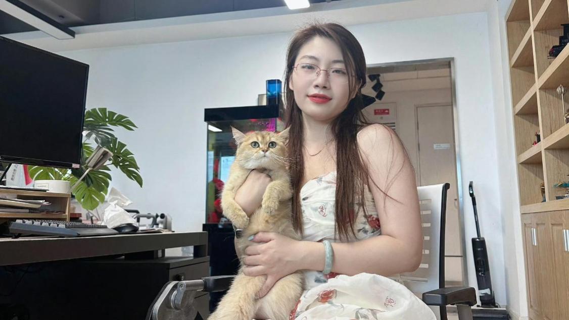 26岁女销售办公室摆拍，吸引大量意向男客户，直言：工作的一部分