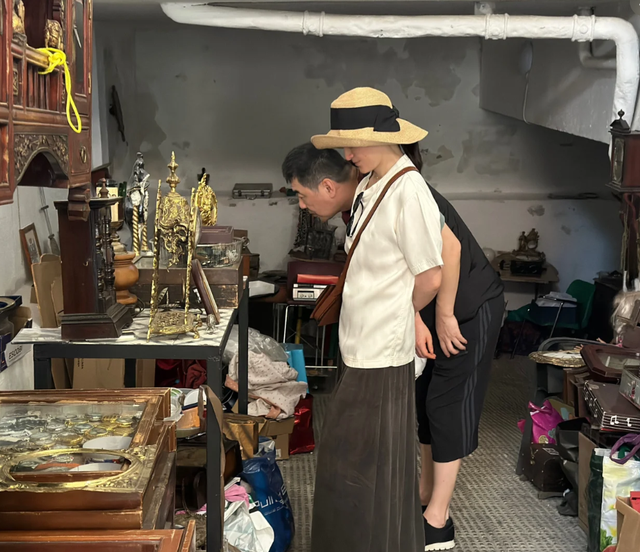 54岁陈建斌七夕国外游，休闲穿着被嘲满满老人味，蒋勤勤反被夸！