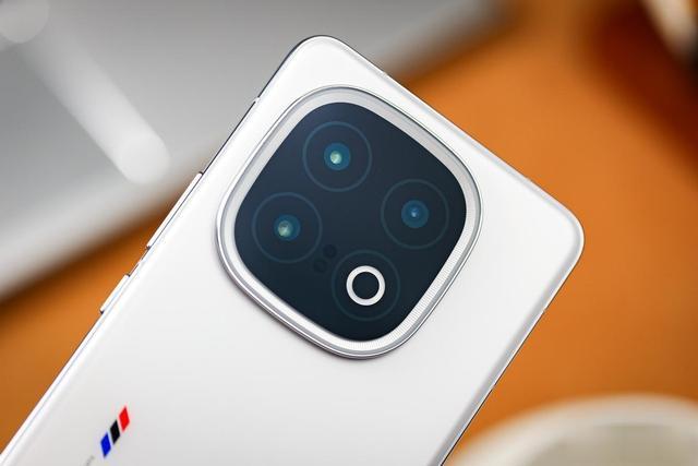 iQOO13外观图赏:直屏中框设计搭配会发光的镜头模组