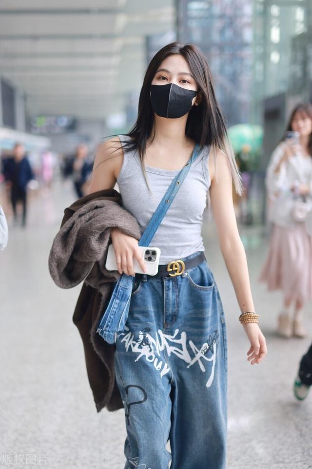 袁一琦的打扮很普通但确实显身材