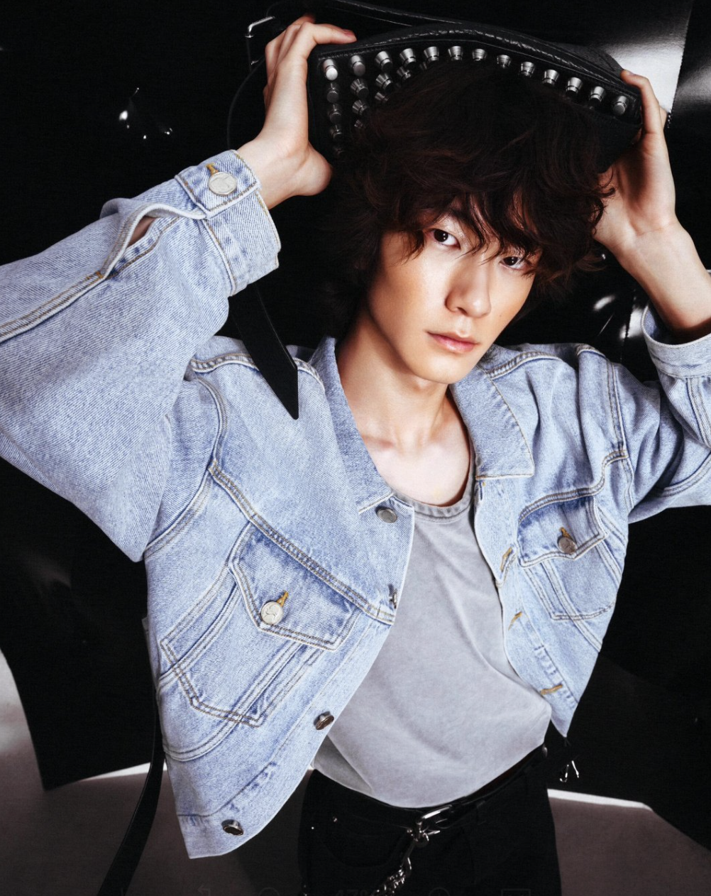 16岁天天与众星二代拍杂志，眼神犀利大变样，完美复刻爸爸张亮