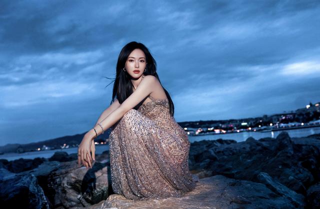 唐嫣挂脖式亮片透纱裙熠熠生辉