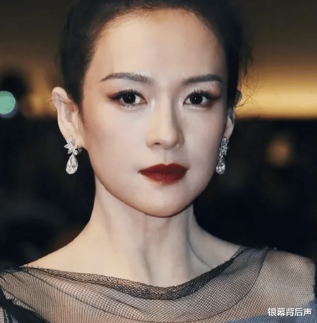 45岁的章子怡国外度假好惬意，离婚后一下子年轻18岁 美得像换了个人