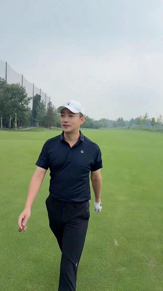 汪小菲和未婚妻秀恩爱 牵手一起打高尔夫