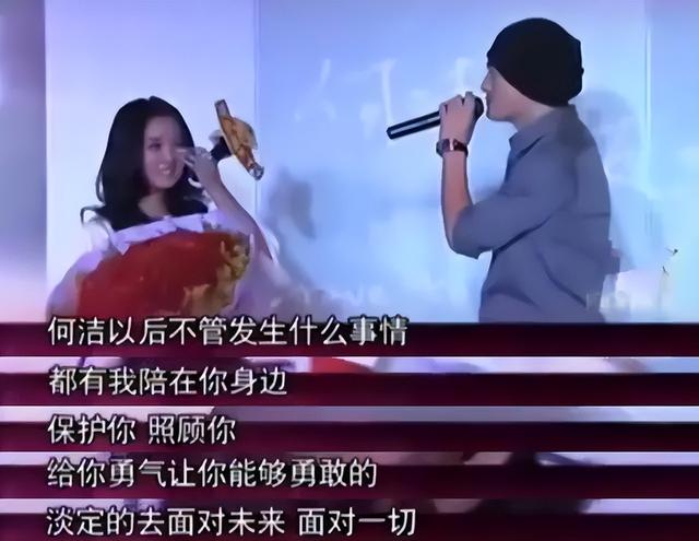 何洁一家五口泰国度假，38岁的她满头白发，两女儿颜值身高差太大