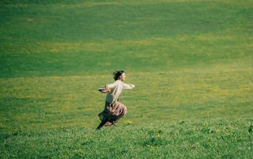 《我的阿勒泰》周依然 别整容哈,演艺圈不缺美女,缺这样的剧抛脸