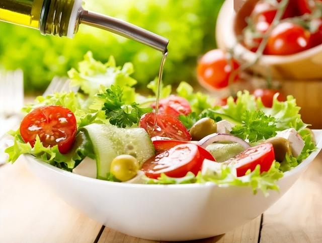 51岁女子腿疼以为劳累过度,半年后去世,医生叹气:很多人不在意