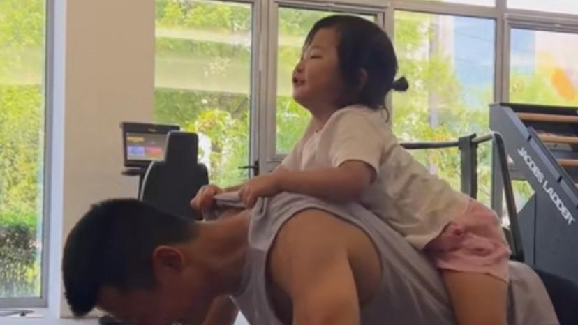 朱珠老公背女儿健身，3岁珠宝趴父亲背上乐开花，幸福满溢超温馨