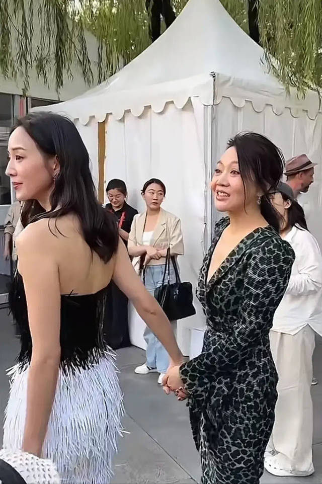 西安这晚，王大治和苗圃同框，胖到差点认不出，闫妮这身材绝了