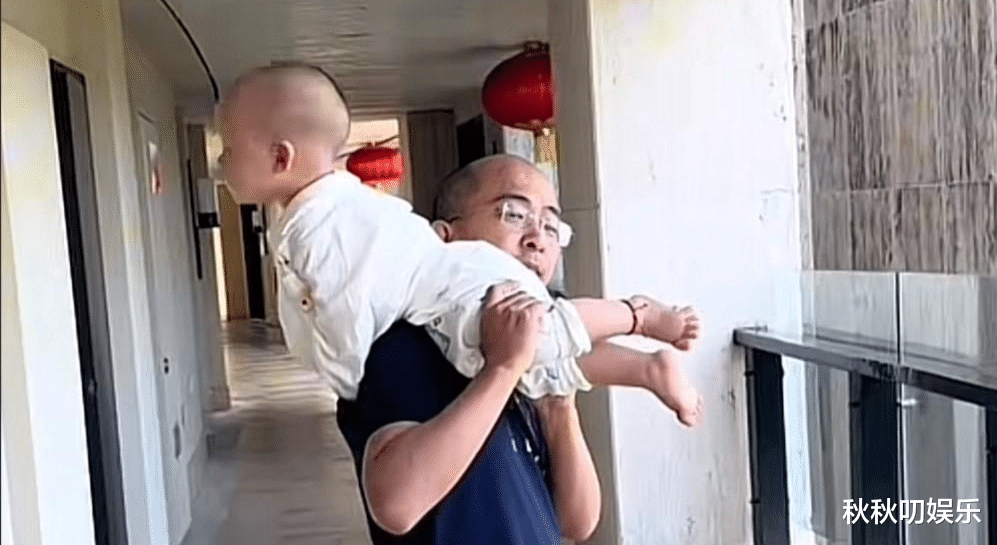 43岁巨兴茂为1岁儿子庆生!28岁妻子肤白貌美大长腿,儿子更像妈