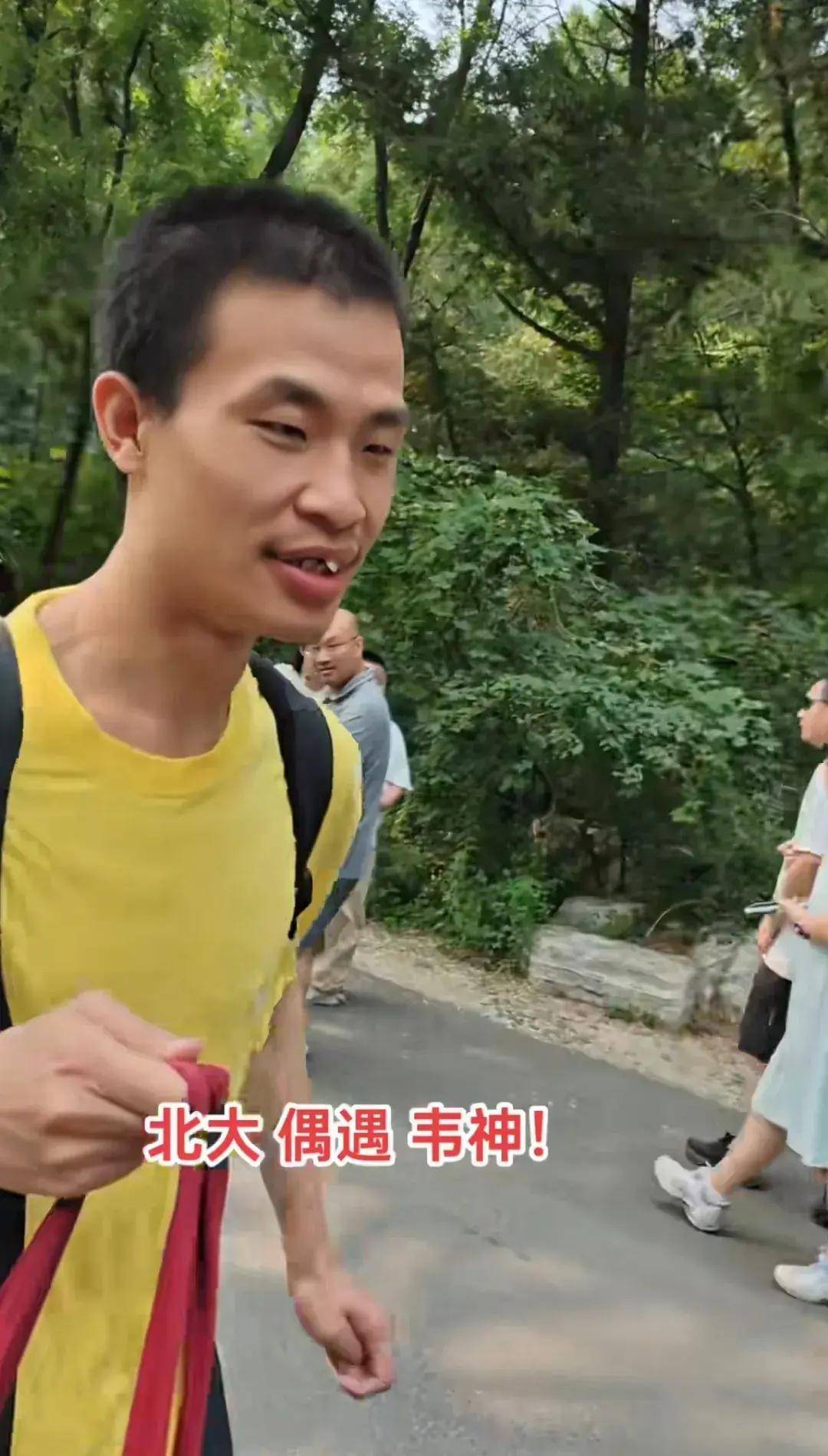 网友车站偶遇“韦神”回家过年，毛衣已开线，一处细节体现人品