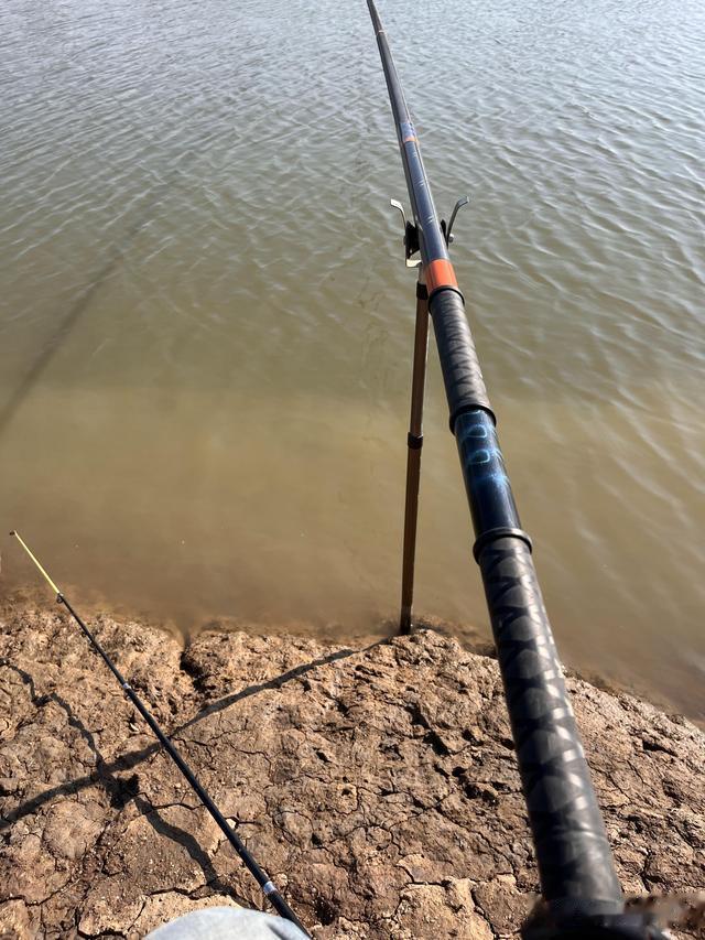 夏季钓鱼时怎样解决野河走水太快、刮大风的问题 老钓鱼人的闷竿钓