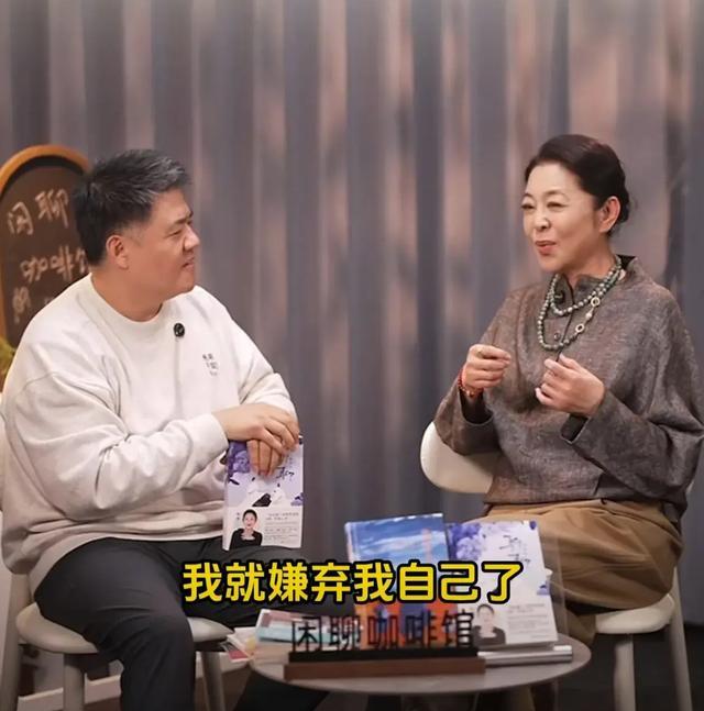 65岁倪萍模样大变疑整容,苹果肌明显两大坨,下巴又尖又长变年轻