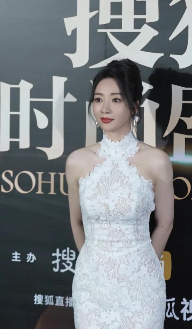 搜狐之夜,蒋欣瘦出漂亮锁骨,马丽满眼的羡慕,柳岩穿白色婚纱美