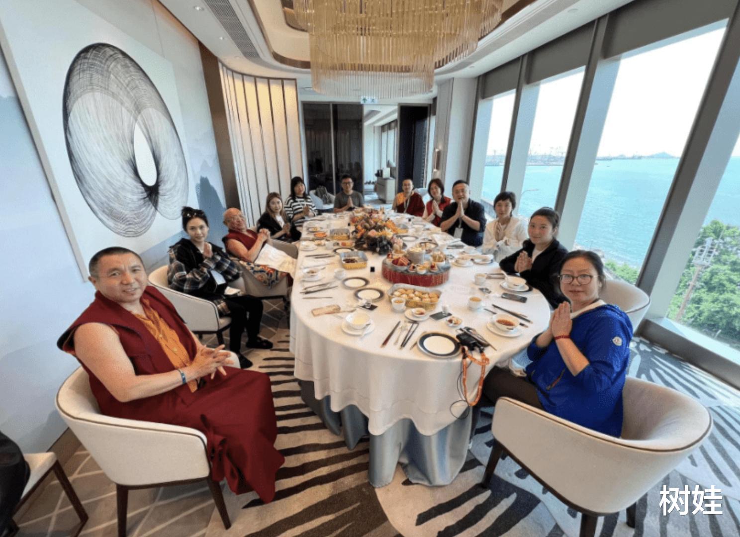 56岁邱淑贞在尼泊尔拜佛,穿白衣温婉大方,与丈夫有说有笑好恩爱