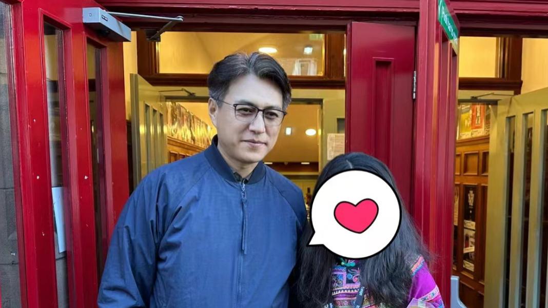 网友英国偶遇靳东，头发花白气质儒雅，略微发福显啤酒肚