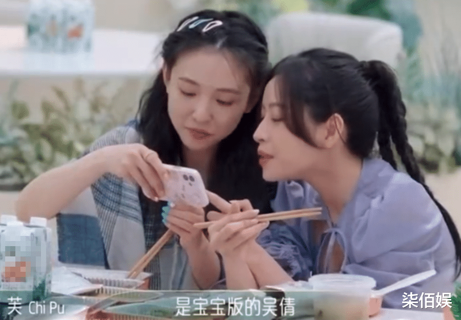 吴倩带女儿玩耍被偶遇,素颜黑眼圈重显憔悴,脸上鼓起的大包抢镜