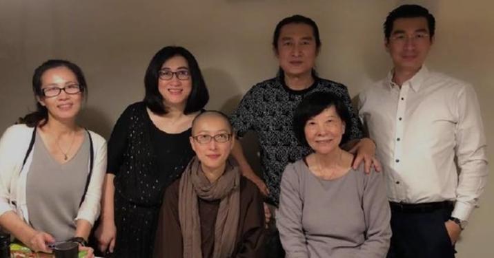 黄安妹妹出家,斩断尘缘踏上修行路,身穿素衣难掩精致五官