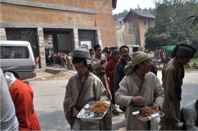 横店20万群演现状:美女泛滥,懒汉光棍遍地,他们的未来在哪里