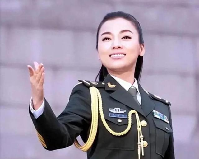 民歌天后陈思思:嫁小一岁歌唱家丈夫生一女,现在的气质宛若天仙