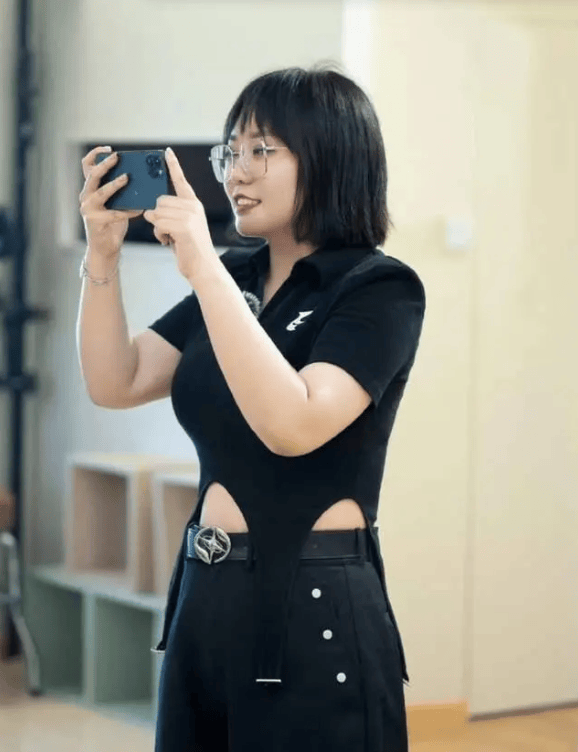 贾玲之后,李雪琴也瘦了三五十斤?照片曝光,摇身一变成了大靓女