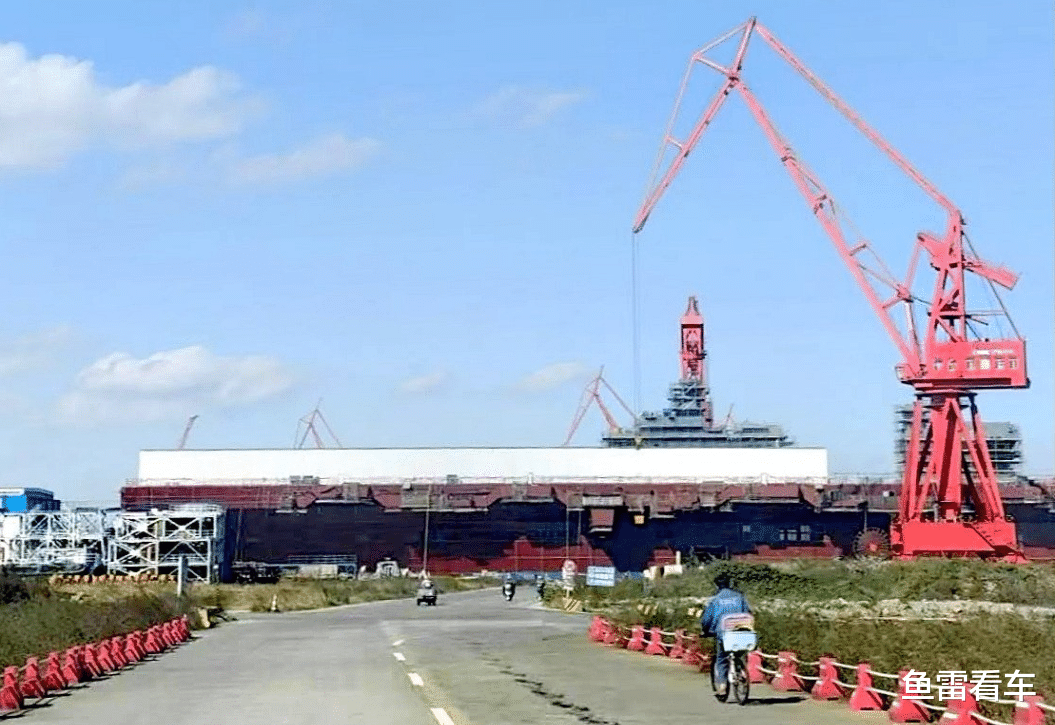 落地大窗？076舰岛新图曝光，身形伟岸，完全不输航母