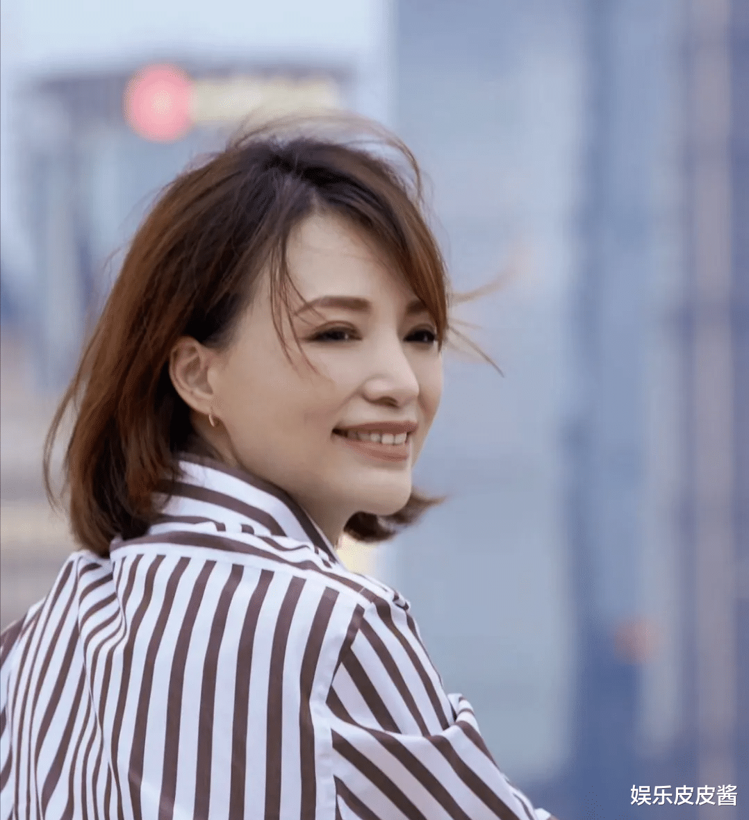 消失4年，51岁董卿婚变后晒美照，穿搭时髦洗心革面，单身更自由