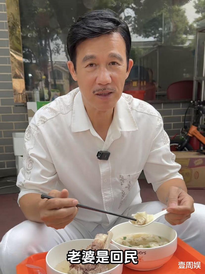 64岁李子雄在马路边啃猪骨，只因老婆是回族，网友：亲嘴要刷牙吗