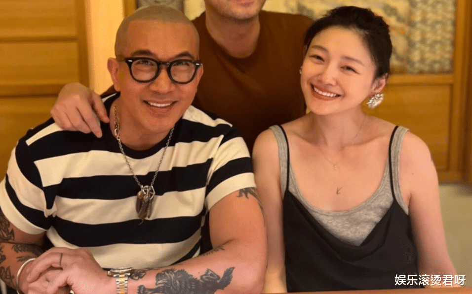 大S一改爱美形象，二婚后首次露脸，却顶着一头白发的原因找到了