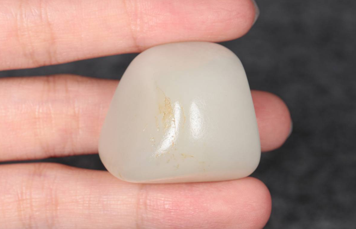 和田玉籽料，全身满皮，白度一级，润度很好