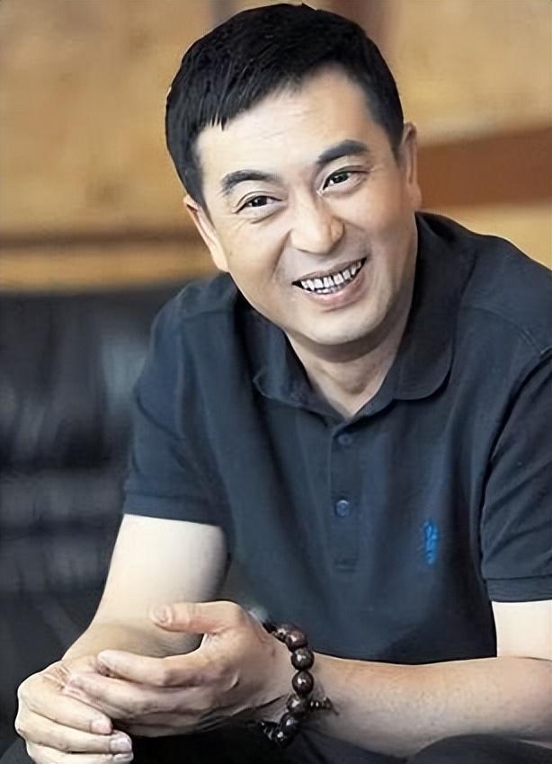 国民老公张嘉译人设一夜崩塌！王海燕深夜发文：一纸协议，不再见