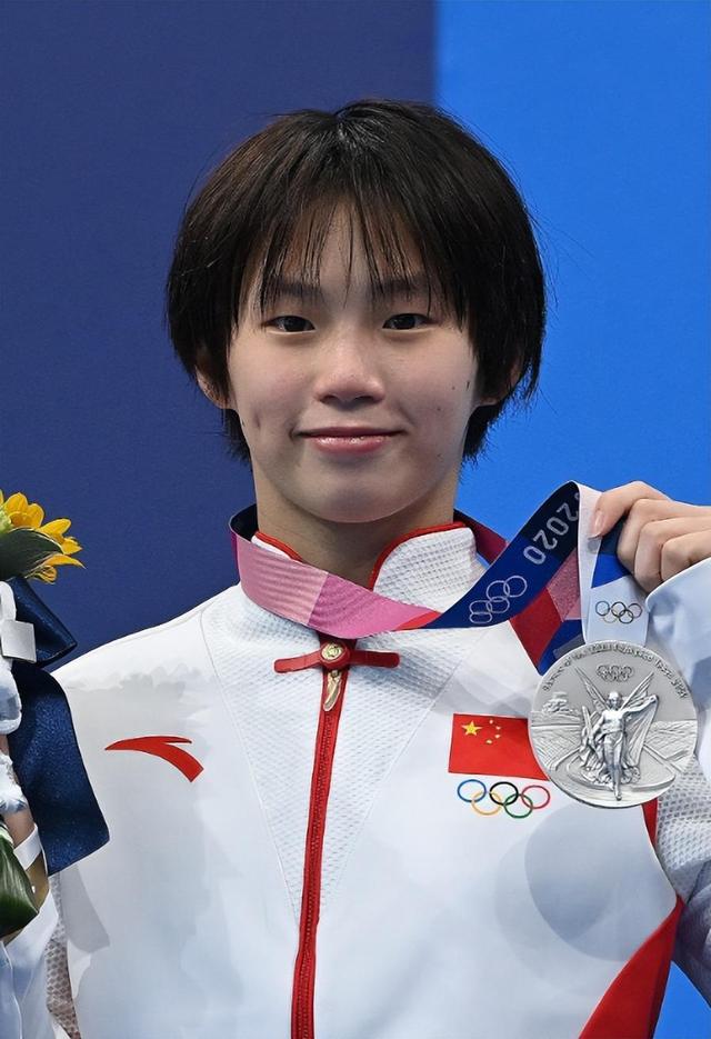 陳芋汐|多才多藝的陳芋汐，主持跨年晚會好漂亮的服飾