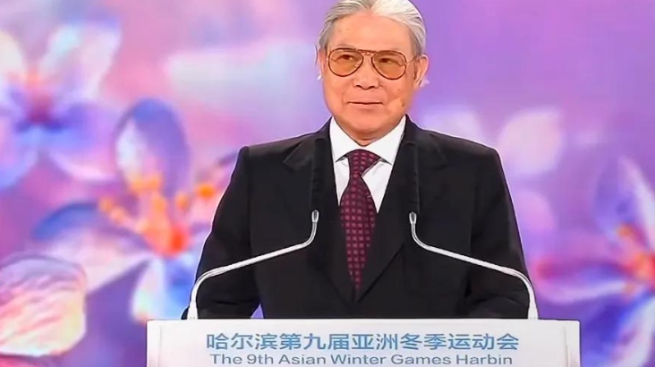 78岁霍震霆现身亚冬会,穿米色大衣好时髦,郭晶晶霍启刚一路跟随