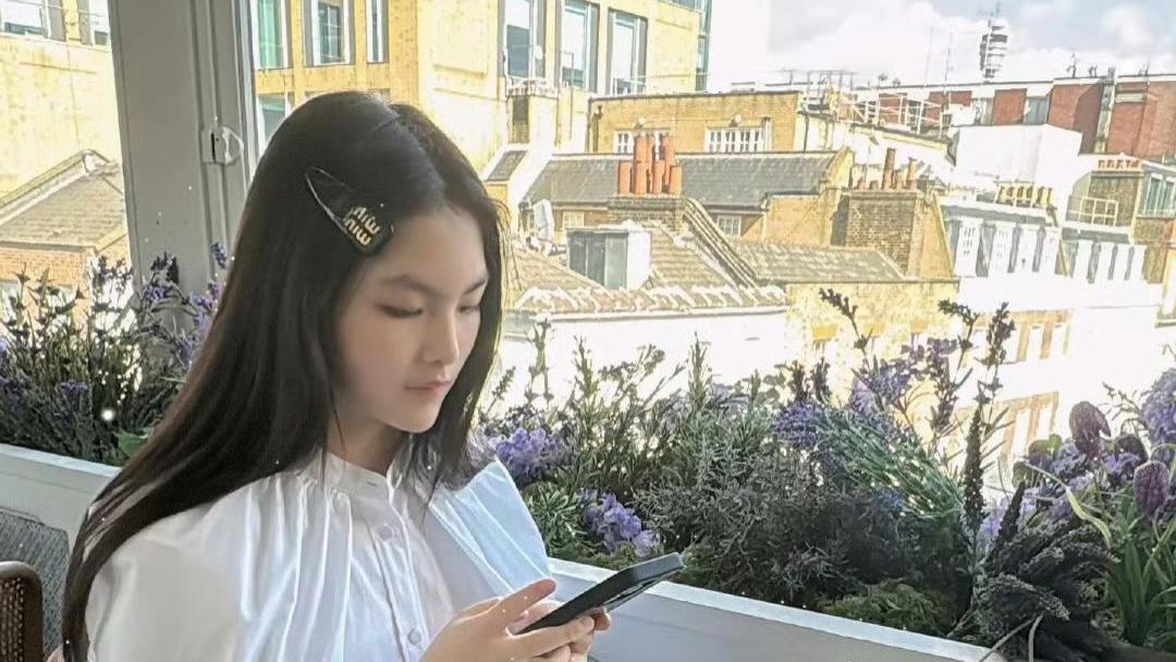 李湘带女儿看展，王诗龄两套穿搭超10万，亲妈滤镜下又飒又美