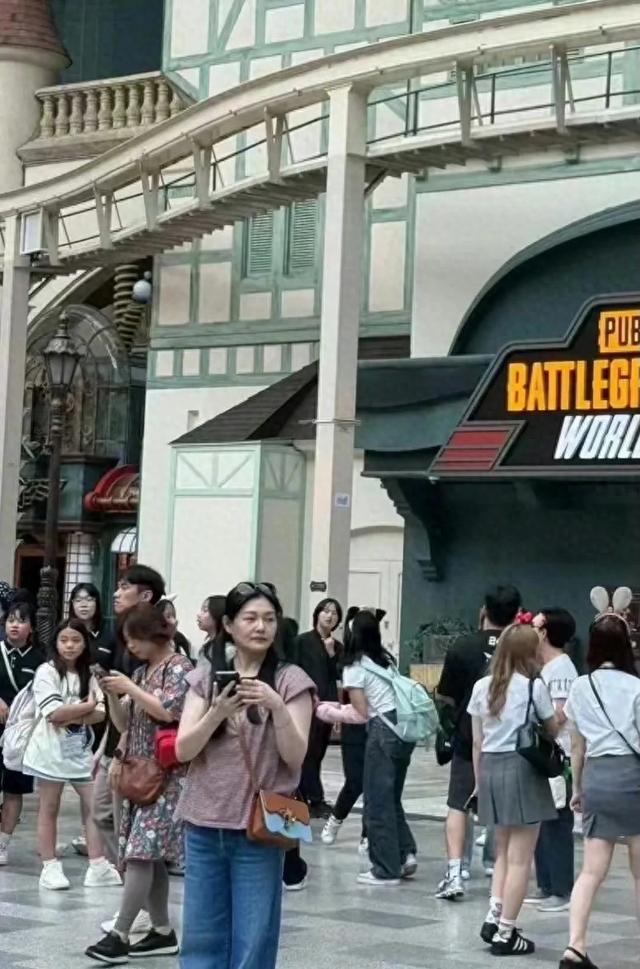 大S具俊晔带娃游韩国!条纹背心牛仔裤打扮休闲,双马尾“杉菜”