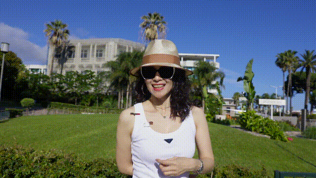 章子怡要给醒醒烫卷发,她的高抬腿做的真漂亮,她笑的很大声!