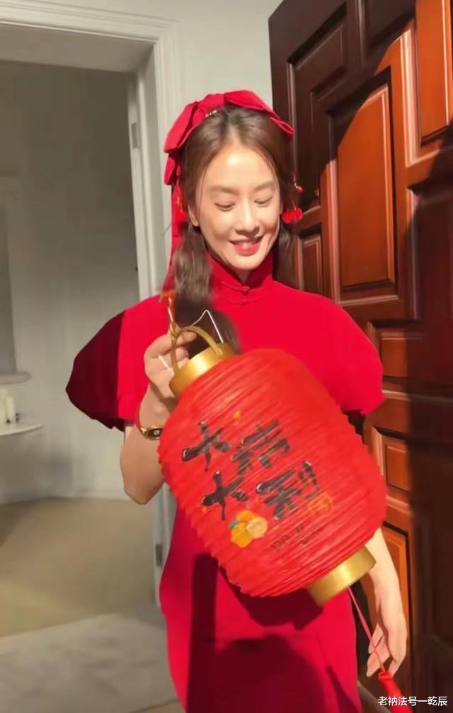 黄圣依回到杨子豪宅，写对联贴窗花好喜庆，41岁穿旗袍身材似少女！