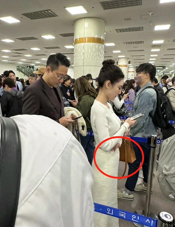 汪小菲带未婚妻出国，马筱梅小腹隆起，喊汪小菲同看婴儿照笑开花