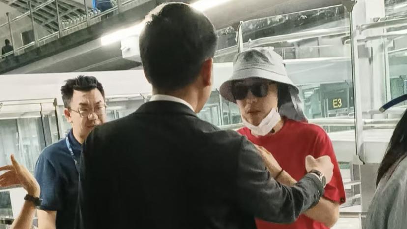王星现身泰国机场被偶遇，与女友乘机回国，王星小心翼翼让人心疼