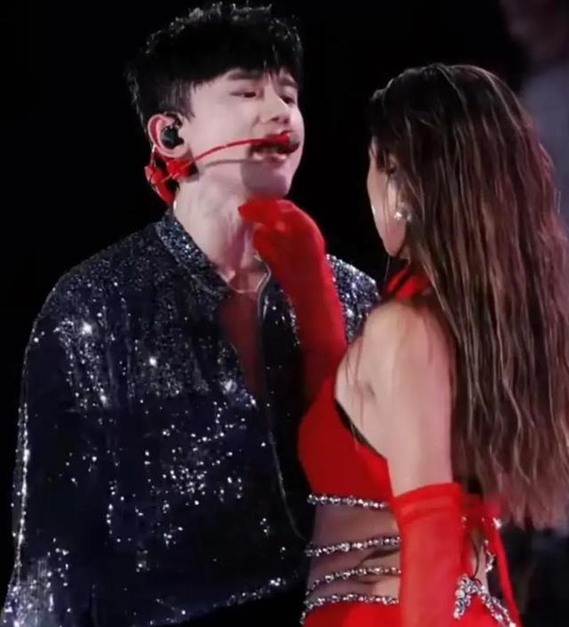 三个女儿轮流住院,张杰马来西亚突发病症,谢娜接连发文好可怜!