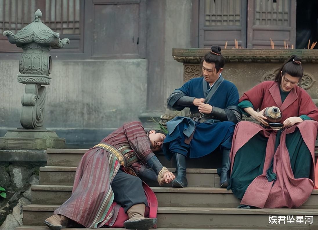 搭完井柏然、于适《四方馆》搭檀健次,她长相不漂亮却很高级,成了最特别的95花