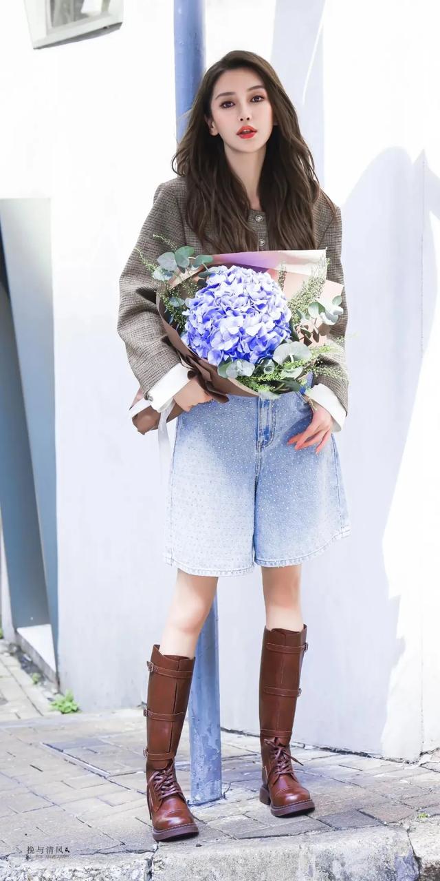 杨颖唯美写真，时尚活力，自在美丽！