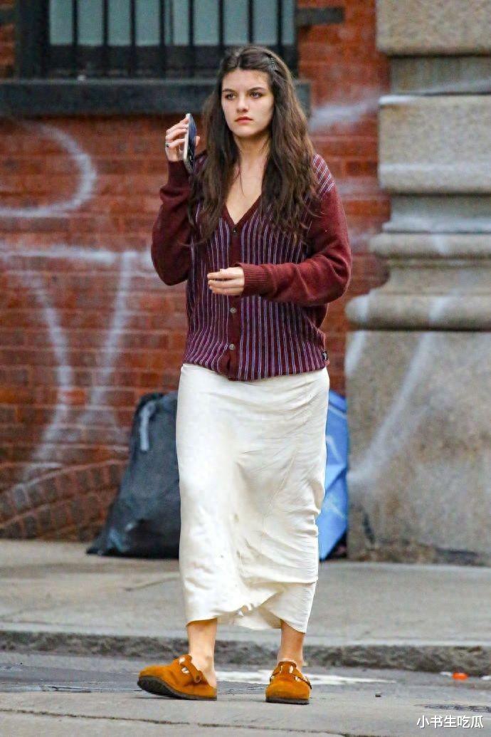 阿汤哥的女儿：身高超1.7米，越长越像父亲，穿衣风格和母亲一样