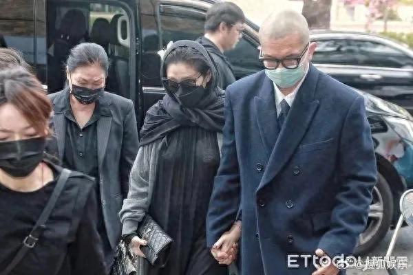 大S身穿旧衣服引争议，都是前夫买的，张兰的爆料更惊人