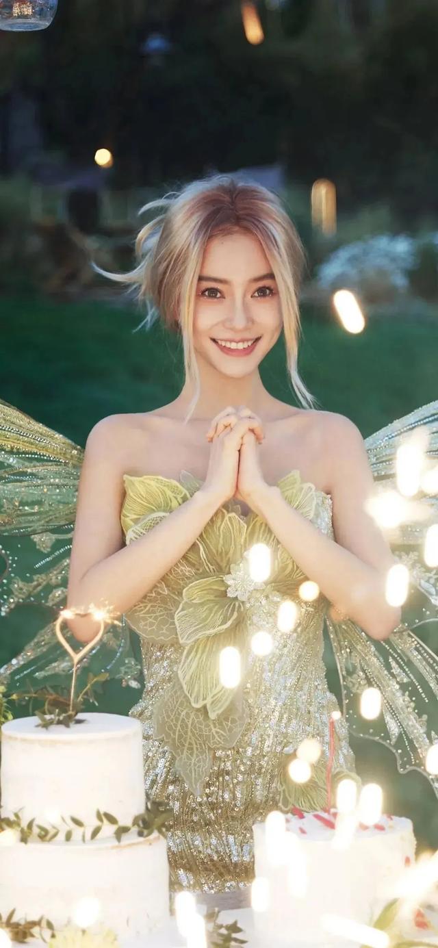 杨颖唯美写真，时尚活力，自在美丽！