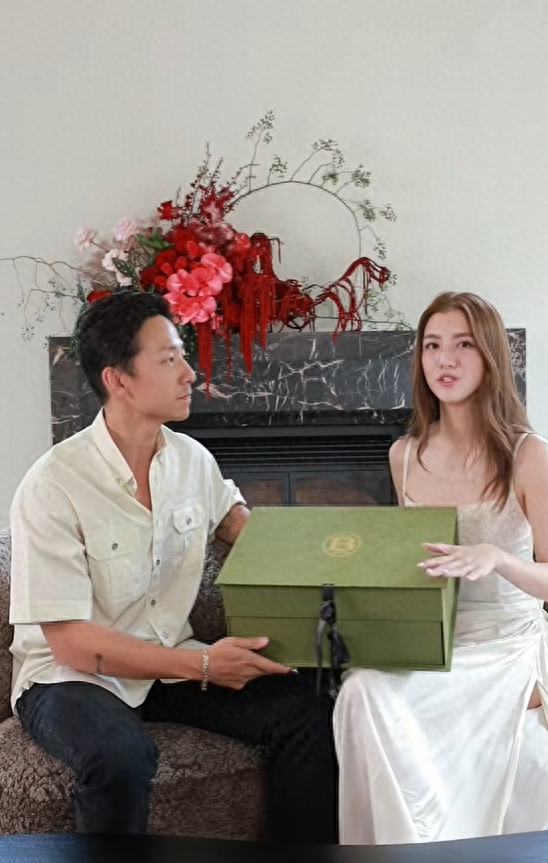 吴千语晒出4000元的婚礼伴手礼盒,我却被施伯雄手上的妈妈纹身吸引