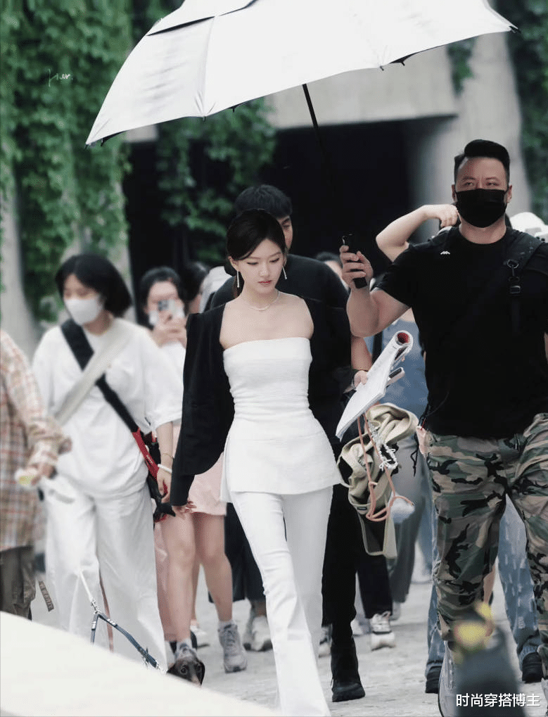 26岁赵露思被偶遇，壮汉保镖打伞一路护送，人群中白到发光